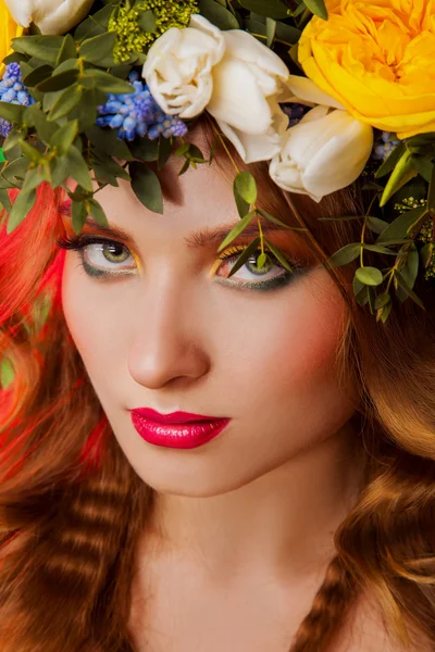 美しい女性の髪に花輪を捧げる — ストック写真