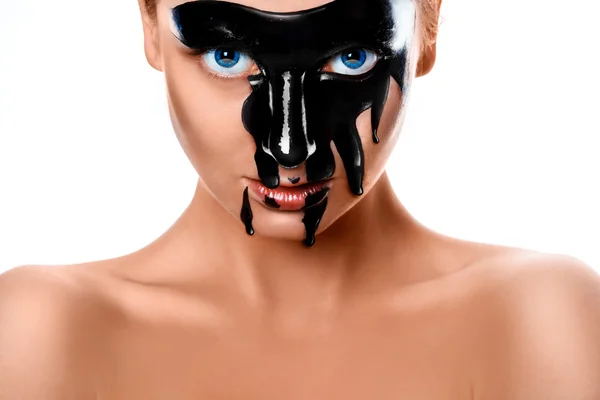 Крупним планом фото сексуальної жінки з чорною фарбою на обличчі — стокове фото