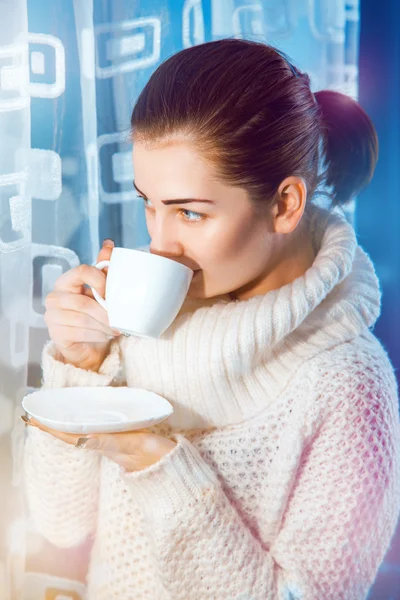 Słodka kobieta wypić kawę — Zdjęcie stockowe