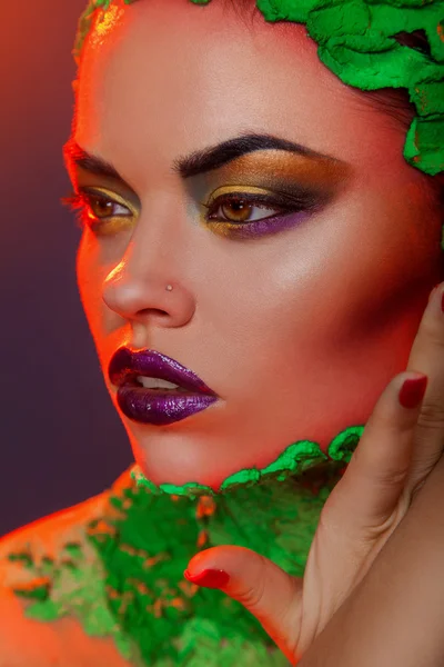 Zoete vrouw portret met creatieve make-up — Stockfoto