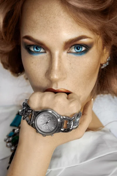 美丽女性看着相机的手上的手表 — 图库照片