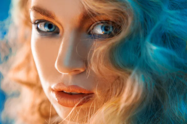 Retrato encantador de mulher com luzes azuis — Fotografia de Stock