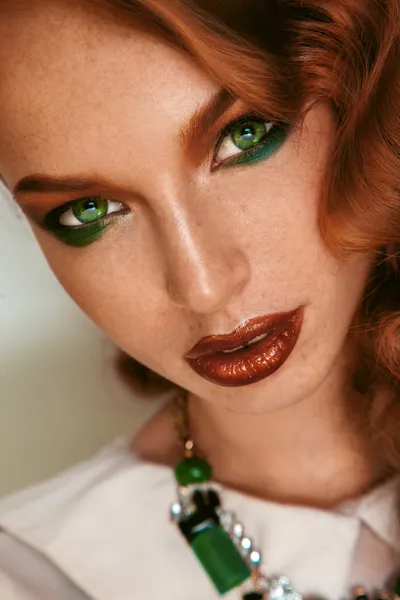 Närbild porträtt av vacker flicka med fräknar och gröna ögon — Stockfoto