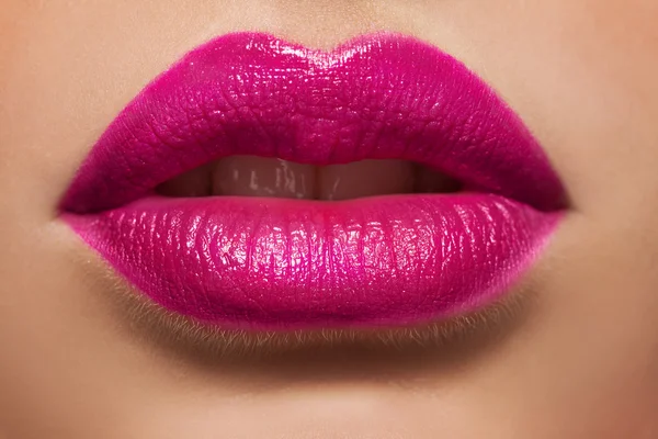 Macro photo des lèvres des femmes avec du rouge à lèvres rose Image En Vente