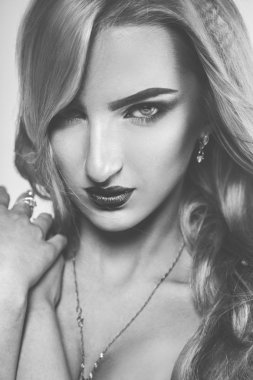 muhteşem bir kadın kıvırcık saçlı, siyah beyaz fotoğraf