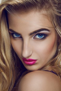 Kameraya bakarak seksi sarışın kadın
