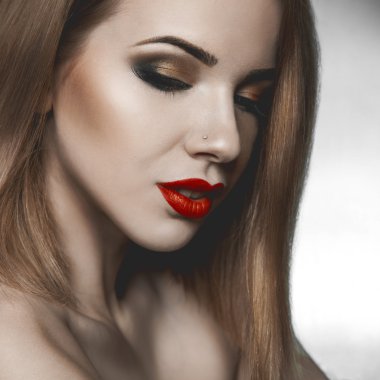 şehvetli güzellik kadın aşağı bakıyor