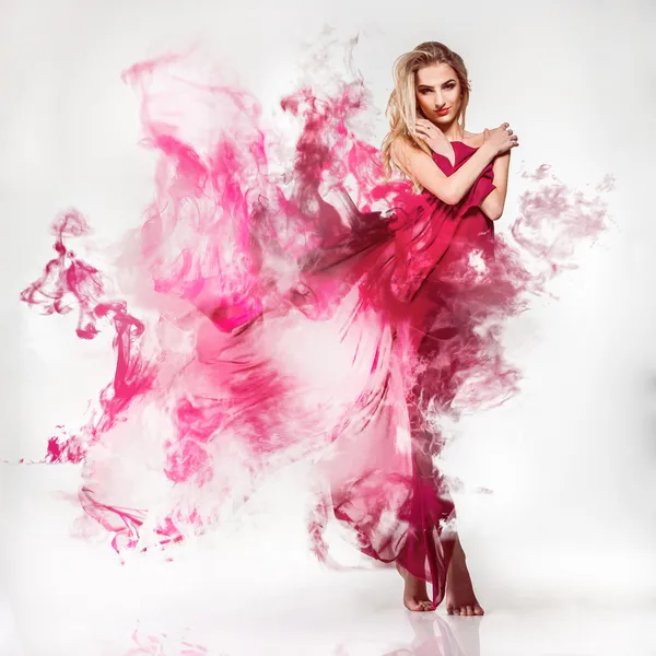 duman ile pembe elbiseli güzel sarışın genç yetişkin