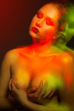 Kırmızı ve yeşil ışık efektleri ile cinsel yetişkin kadın