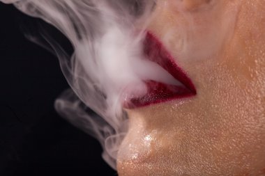 Sigara güzellik kırmızı dudaklar