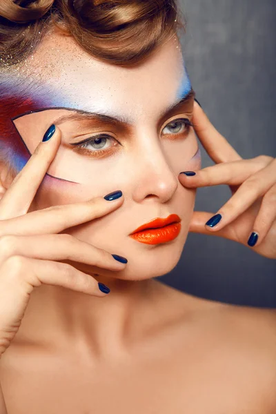 Wunderschöne erwachsene Mädchen mit Make-up wegschauen — Stockfoto