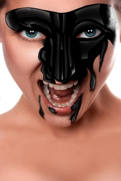 Seksuele vrouw met zwarte verf op het gezicht schreeuwen — Stockfoto