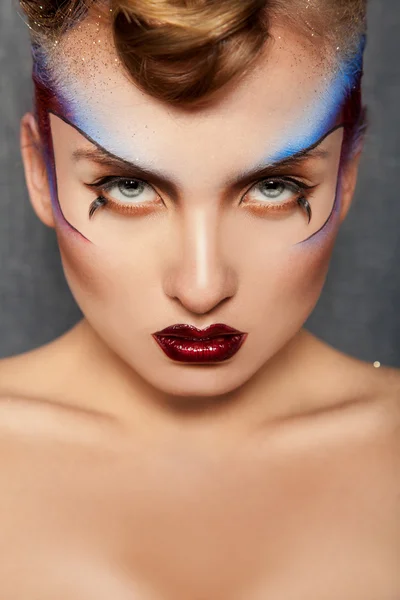 Portrait de fille adulte sérieuse avec la couleur maquillage Photos De Stock Libres De Droits