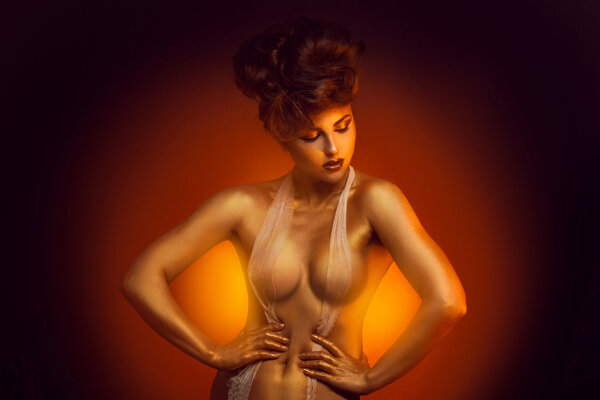 Соблазнительная белая взрослая девушка в бинтах
