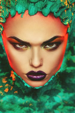 yaratıcı makyaj ile cinsel yetişkin kadın portresi