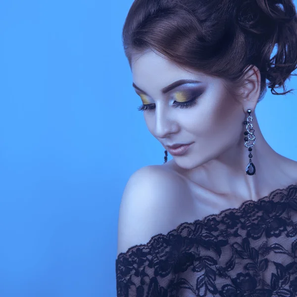 Retrato de tonos fríos de la mujer adulta elegancia en el estudio — Foto de Stock