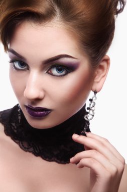 violet ile sevimli erkek olun üzerinde beyaz backg kameraya bakarak