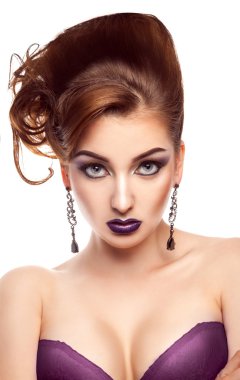 seksi yetişkin kadın yaratıcı saç modeli ve m ile dikey fotoğraf