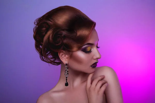 Peinado creativo y maquillaje profesional en la mujer de la moda — Foto de Stock