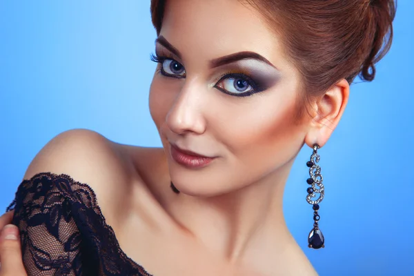 Glamour joven adulto con maquillaje sobre fondo azul — Foto de Stock