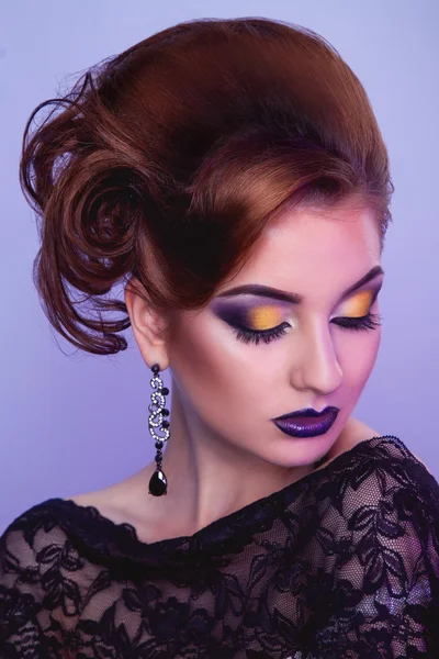 Mujer con estilo con peinado creativo y maquillaje en el estudio — Foto de Stock