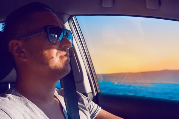 Elegante Kaukasisch mannetje auto rijden in de buurt van zee — Stockfoto