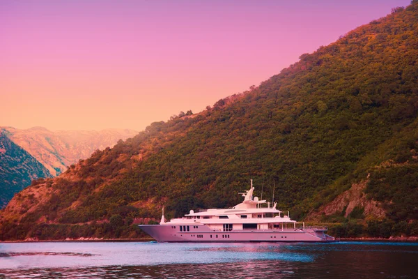 Foto di yacht sul mare al tramonto — Foto Stock