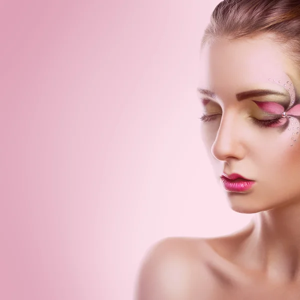 Foto cuadrada de hermosa chica adulta con los ojos cerrados en bac rosa — Foto de Stock