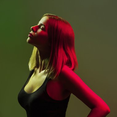 yeşil adam kapalı gözler profil yetişkin beyaz kızla