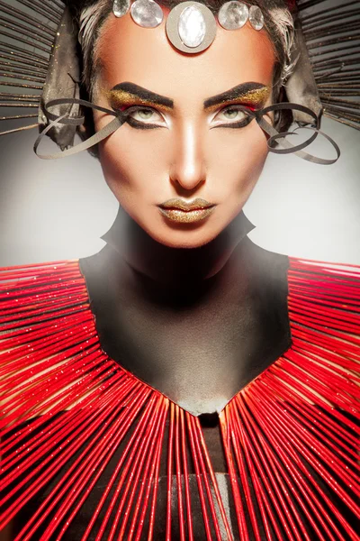 Retrato creativo de una hermosa mujer caucásica con rojo y blac — Foto de Stock