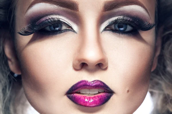 Nahaufnahme Porträt von üppigen jungen erwachsenen Mädchen mit Make-up ein — Stockfoto