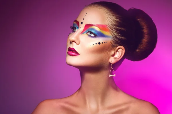 Retrato horizontal de mujer atractiva con maquillaje multicolor — Foto de Stock