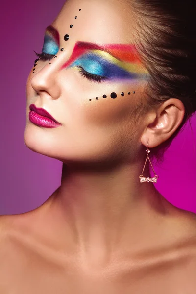 Vertikala porträtt av söt vuxen tjej med multicolor make up på — Stockfoto