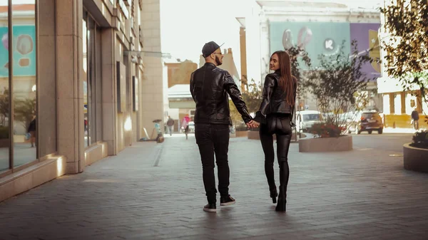 幸せなカップルが通りを歩き — ストック写真