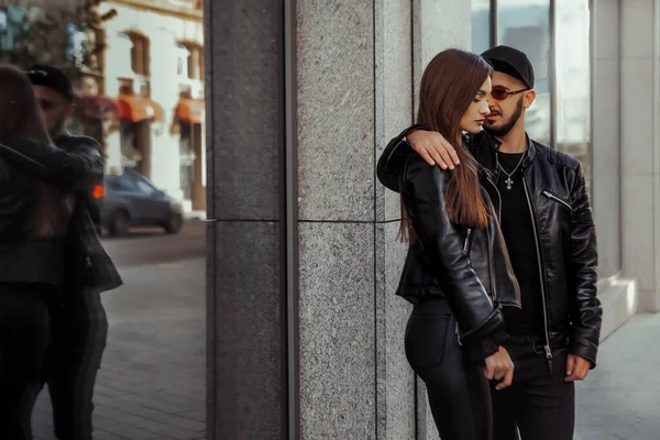 Hermosa Pareja Abrazos Ciudad —  Fotos de Stock