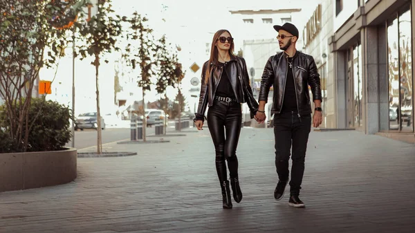 Sexy Paar Geht Lederanzügen Auf Die Straße — Stockfoto