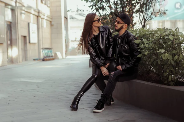 Casal Bonito Amor Posando Rua — Fotografia de Stock