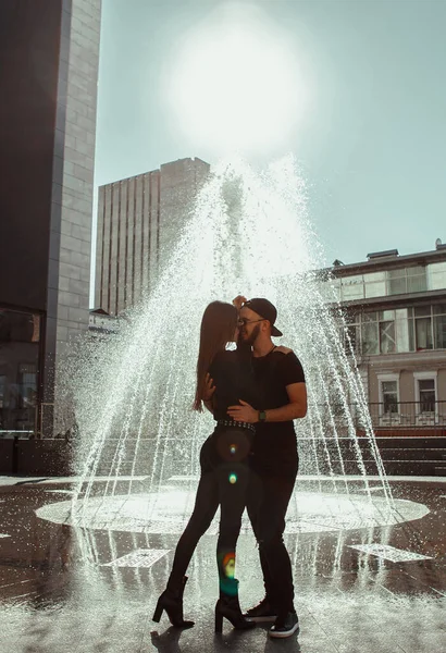 Alegre Jovem Casal Abraços Fonte Cidade — Fotografia de Stock