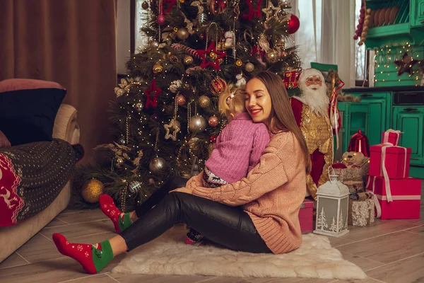 Schöne Junge Mutter Mit Kleinem Mädchen Feiert Weihnachten Und Neujahr — Stockfoto