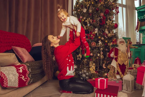 Bella Giovane Mamma Con Bambina Festeggiare Natale Capodanno — Foto Stock