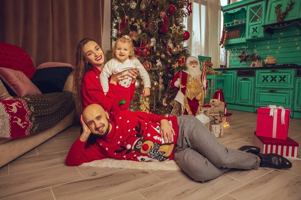 Glad Ung Familj Firar Jul Och Nyår Tillsammans Hemma — Stockfoto