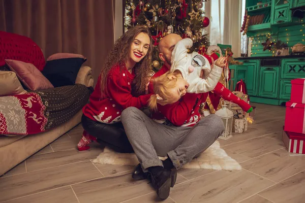 Familia Alegre Joven Con Hija Celebran Navidad Nuevo Año Juntos —  Fotos de Stock
