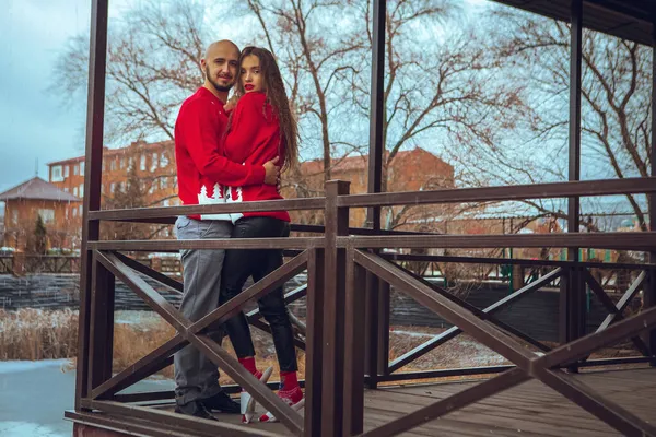 Casal Jovem Encantador Abraços Amor Tempo Inverno Varanda Humor Natal — Fotografia de Stock