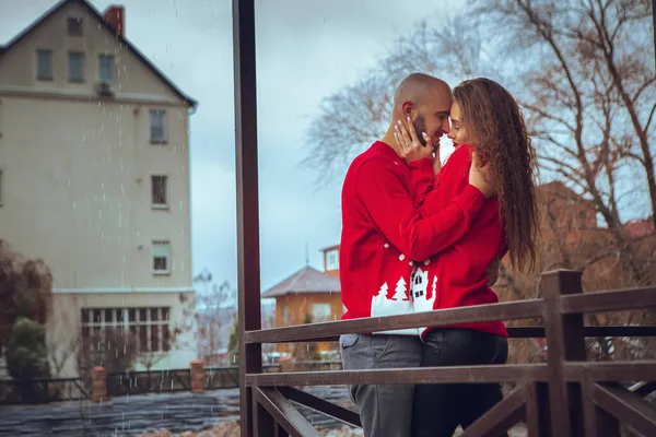 Sexiga Par Kärleksfulla Kramar Balkongen Vintertid Julstämning — Stockfoto