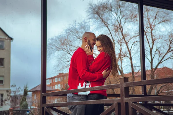 Casal Feliz Abraços Amor Tempo Inverno Varanda Humor Natal — Fotografia de Stock