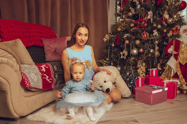 Jeune Mère Avec Petite Fille Fête Noël Nouvel — Photo