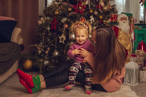 Веселая Молодая Мама Маленькой Девочкой Празднуют Рождество Новый Год — стоковое фото