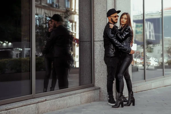 Charming Young Couple Love Hugs City — Stock Photo, Image