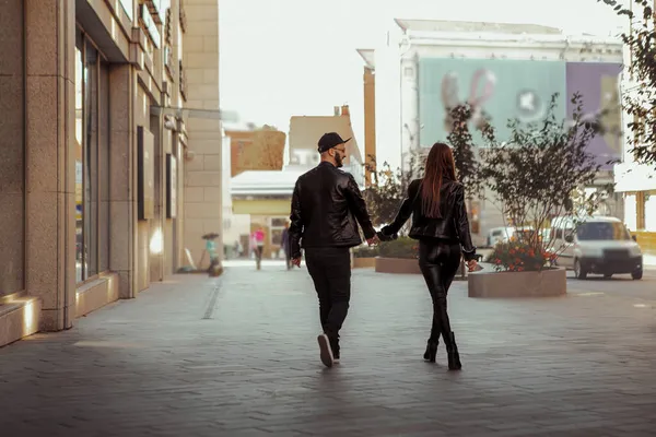 愛に包まれた若い夫婦が通りを歩き — ストック写真