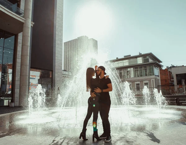 Glamour Giovane Coppia Abbracci Alla Fontana Della Città — Foto Stock